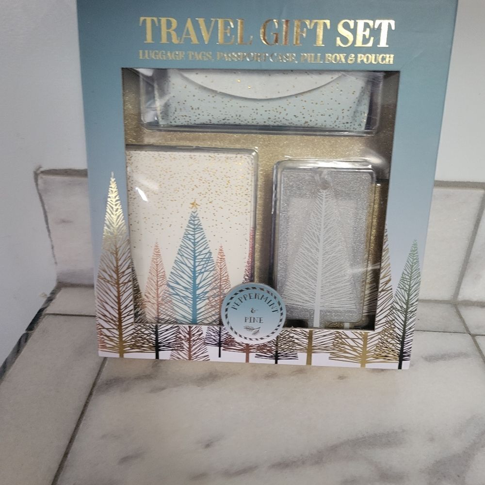 Madison Home International Elegant TravelโGift Set with Gold and Silver Accents